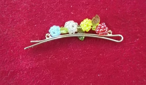 4月20日，手工活外發(fā)加工可靠嗎？靈活就業(yè)好手工，開飾品加工廠，手工之家的綜合發(fā)展離不開每一個合作人員，圖為飾品類串珠純手工產(chǎn)品剪影