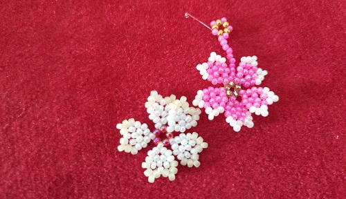 5月22日，手工活接單平臺，靈活就業(yè)的手工，開串珠加工廠，與手工之家合作，專心專注出成績，圖為串珠米珠繡純手工產(chǎn)品剪影