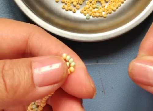 7月18日，在家兼職手工活，靈活就業(yè)創(chuàng)業(yè)手工副業(yè)，開手工加工廠，手工之家與合作人員一起成長收獲，圖為串珠米珠繡純手工產(chǎn)品剪影