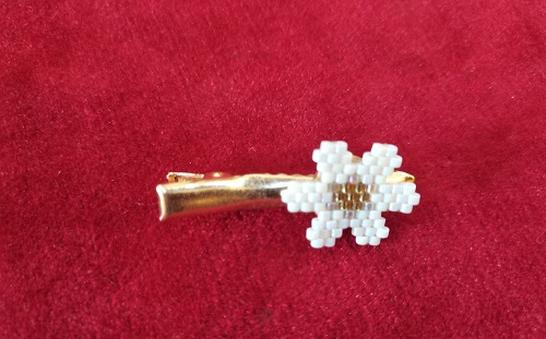 7月23日，在家兼職手工活，帶回家做的手工項目，做手工傳承官，合作長期穩(wěn)定，因為手工之家和手工事業(yè)一直在創(chuàng)新發(fā)展，圖為串珠米珠繡純手工產(chǎn)品剪影