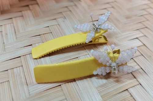 8月3日，家里干的手工活兼職，純手工加工項(xiàng)目，做手工傳承官，在手工之家，做得多，收入更好，圖為串珠米珠繡純手工產(chǎn)品剪影