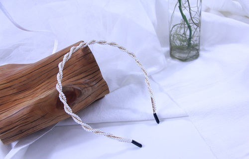 8月10日，在家里就能賺錢(qián)的工作，帶回家做的手工，做手工傳承官，手工之家的純手工，大家可以放心選擇，圖為串珠米珠繡純手工產(chǎn)品剪影