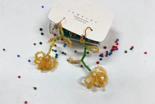 8月29日，手工活兼職招聘信息，在家做串珠手工項目掙錢，做手工傳承官，在手工之家，要多掙錢，每一種合作都需要認真對待，圖為串珠米珠繡純手工產(chǎn)品剪影