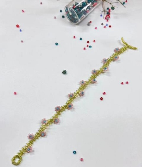 9月9日，手工活接單平臺(tái)，想接正規(guī)廠家的手工，做手工傳承官，與手工之家合作，合作內(nèi)容多，收入也多，圖為串珠米珠繡純手工產(chǎn)品剪影