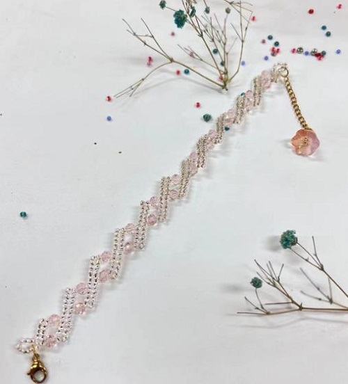 9月11日，在家里就能賺錢的工作，靈活就業(yè)好副業(yè)，手工活加工外發(fā)回收，做手工傳承官，與手工之家合作，穩(wěn)定可靠，心里踏實，圖為串珠米珠繡純手工產(chǎn)品剪影