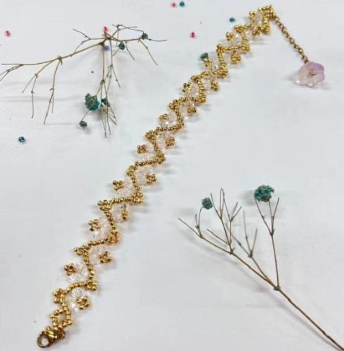 9月11日，在家里就能賺錢的工作，靈活就業(yè)好副業(yè)，手工活加工外發(fā)回收，做手工傳承官，與手工之家合作，穩(wěn)定可靠，心里踏實，圖為串珠米珠繡純手工產(chǎn)品剪影
