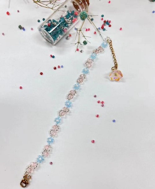 9月16日，在家就能賺錢的工作，拿回家做的手工活，做手工傳承官，手工之家的純手工，多種業(yè)務(wù)能同時做，圖為串珠米珠繡純手工產(chǎn)品剪影