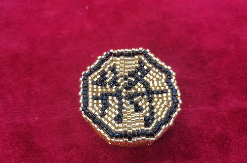 9月19日，能在家做的手工項目，做手工傳承官，輕創(chuàng)業(yè)做手工掙錢，在手工之家，找到適合自己的合作，收入更好，圖為串珠米珠繡純手工產(chǎn)品剪影