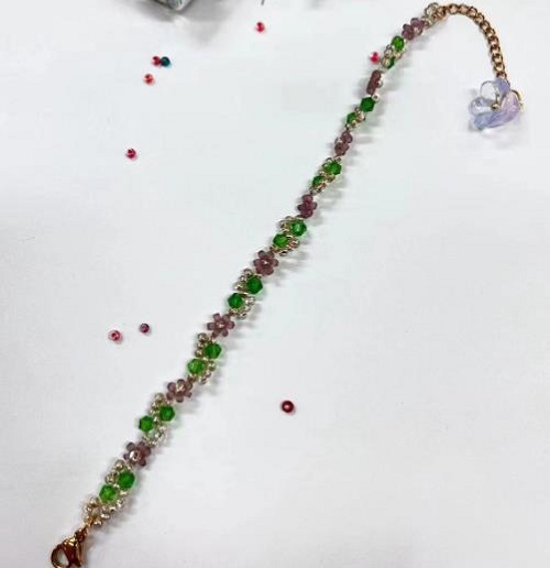 9月21日，手工活從哪里找廠家，想接正規(guī)廠家的手工輕資產(chǎn)創(chuàng)業(yè)，做手工傳承官，與手工之家合作，看自己的情況選擇收入更好，圖為串珠米珠繡純手工產(chǎn)品剪影