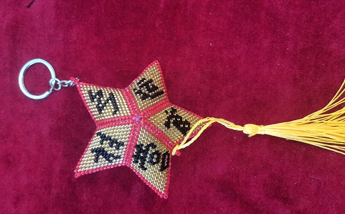10月11日，手工活兼職可帶回家，拿回家的手工創(chuàng)業(yè)項(xiàng)目，做手工傳承官，在家做手工掙錢，在手工之家，多種手工業(yè)務(wù)可以一起做，圖為串珠米珠繡純手工產(chǎn)品剪影