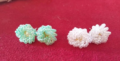 10月16日，手工活兼職可帶回家，手工靈活的副業(yè)創(chuàng)業(yè)項(xiàng)目，做手工傳承官微創(chuàng)業(yè)，因?yàn)榱私?，手工之家深受大家信任和支持，圖為串珠米珠繡純手工產(chǎn)品剪影