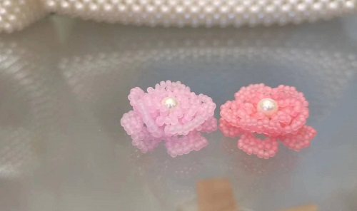 10月17日，可在家做的兼職手工活, 想接正規(guī)廠家的手工創(chuàng)業(yè)項(xiàng)目，輕資產(chǎn)創(chuàng)業(yè)做手工傳承官，與手工之家合作，這里的產(chǎn)品是事業(yè)的根本，圖為串珠米珠繡純手工產(chǎn)品剪影