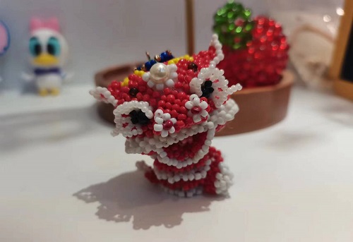 10月19日，在家就能賺錢的工作，小成本創(chuàng)業(yè)做手工傳承官，正規(guī)手工活外發(fā)加工網(wǎng)副業(yè)創(chuàng)業(yè)，了解清楚，大家與手工之家有更好的合作，圖為串珠米珠繡純手工產(chǎn)品剪影
