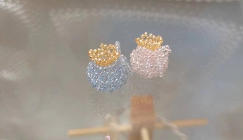 10月22日，手工活外發(fā)加工正規(guī)的廠家，微創(chuàng)業(yè)做手工傳承官，開手工加工廠，大家與手工之家始終是平等、共贏的關(guān)系，圖為串珠米珠繡純手工產(chǎn)品剪影