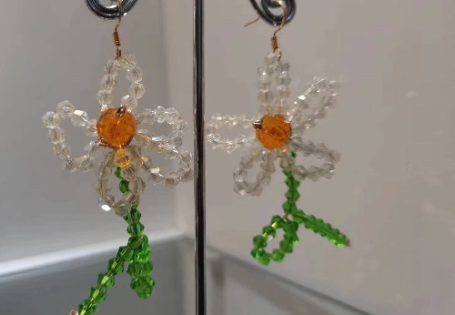 10月23日，在家做的手工小成本創(chuàng)業(yè)項(xiàng)目，手工兼職創(chuàng)業(yè)的正規(guī)網(wǎng)站，開飾品加工廠，做手工傳承官，在手工之家，重視與每一位人員的合作，圖為串珠米珠繡純手工產(chǎn)品剪影