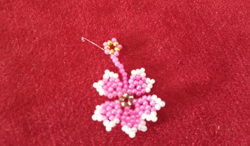 12月5日，手工活接單正規(guī)平臺，拿回家做的手工創(chuàng)業(yè)項目，小成本創(chuàng)業(yè)做手工傳承官，在手工之家，產(chǎn)品、市場，合作、服務(wù)都有實實在在的行動，圖為串珠米珠繡純手工產(chǎn)品剪影