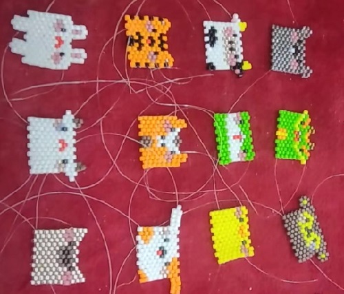12月25日，手工活從哪里找廠家，在家能做的兼職創(chuàng)業(yè)項目，輕資產(chǎn)創(chuàng)業(yè)做手工傳承官，與手工之家合作，大家利益同體、合作共贏，圖為串珠米珠繡純手工產(chǎn)品剪影