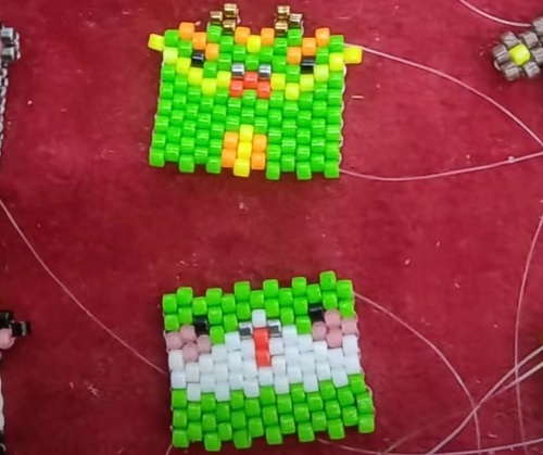 12月25日，手工活從哪里找廠家，在家能做的兼職創(chuàng)業(yè)項目，輕資產(chǎn)創(chuàng)業(yè)做手工傳承官，與手工之家合作，大家利益同體、合作共贏，圖為串珠米珠繡純手工產(chǎn)品剪影