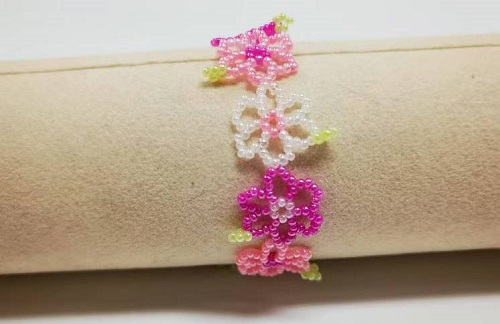 12月31日，在家里就能賺錢的工作，靈活就業(yè)副業(yè)創(chuàng)業(yè)，手工活加工外發(fā)回收，微創(chuàng)業(yè)開手工加工廠，靈活掙錢增收，與手工之家合作穩(wěn)定可靠，圖為串珠米珠繡純手工產(chǎn)品剪影