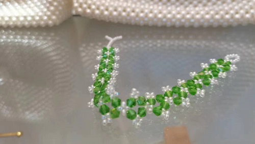 1月3日，兼職手工活可以帶回家做，小成本創(chuàng)業(yè)做手工傳承官，居家手工創(chuàng)業(yè)，手工之家的純手工給大家更多掙錢的渠道和方法，圖為串珠米珠繡純手工產(chǎn)品剪影