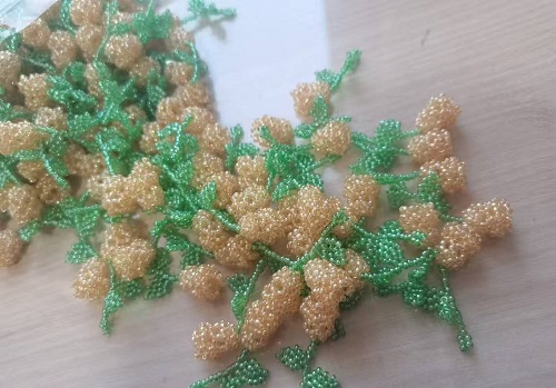 1月12日，手工兼職在家做，拿回家做的手工副業(yè)創(chuàng)業(yè)，微創(chuàng)業(yè)做手工傳承官，選擇手工之家，因?yàn)檫@里創(chuàng)新、誠(chéng)信，圖為串珠米珠繡手工產(chǎn)品剪影