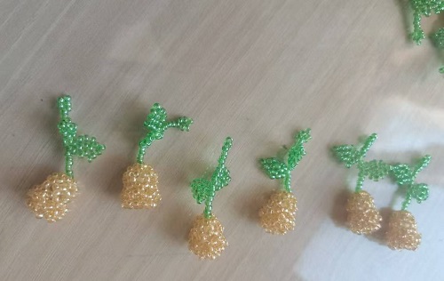 1月12日，手工兼職在家做，拿回家做的手工副業(yè)創(chuàng)業(yè)，微創(chuàng)業(yè)做手工傳承官，選擇手工之家，因?yàn)檫@里創(chuàng)新、誠(chéng)信，圖為串珠米珠繡手工產(chǎn)品剪影