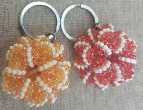 1月13日，拿回家做的手工活，在家掙錢的副業(yè)創(chuàng)業(yè)，小本創(chuàng)業(yè)做手工傳承官，手工之家的合作方式和業(yè)務(wù)選擇多，圖為串珠米珠繡手工產(chǎn)品剪影