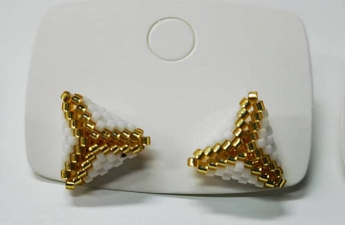 1月20日，可在家做的兼職手工活，想接正規(guī)廠家的手工，手工創(chuàng)業(yè)做手工傳承官，放心在家做手工副業(yè)創(chuàng)業(yè)，在手工之家，大家自己做主選擇，圖為串珠米珠繡純手工產(chǎn)品剪影