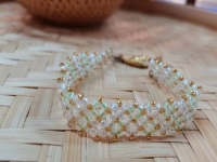 外發(fā)手工領(lǐng)回家做，產(chǎn)品種類多，發(fā)展好，支持大家通過純手工掙錢增收