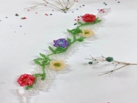 2月11日，手工兼職在家做是真的，靈活就業(yè)、小成本創(chuàng)業(yè)做手工傳承官、開手工加工廠，在手工之家，合作好因為了解和信任，圖為串珠米珠繡純手工產品剪影