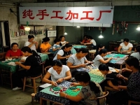 不往城里跑，在村里小成本創(chuàng)業(yè)，陪著家人開手工加工廠是個(gè)好機(jī)會(huì)