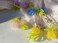 9月27日，在家就能掙錢的工作，兼職創(chuàng)業(yè)做手工工作室，手工外發(fā)加工正規(guī)的廠家，手工之家真心、真誠地與大家合作，圖為串珠米珠繡純手工產(chǎn)品剪影