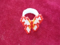 10月02日，外發(fā)加工接單平臺，正規(guī)手工輕資產(chǎn)創(chuàng)業(yè)，拿回家做手工掙錢，開手工工作室，在手工之家，合作共贏是不變的追求，圖為串珠米珠繡純手工產(chǎn)品剪影