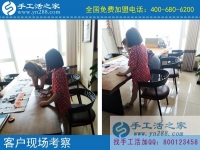 邊帶孫子邊做手工活賺錢，甘肅蘭州市騰老太的幸福晚年生活