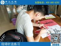 安徽六安“巧手小伙”來公司現場學珠繡針法，男人一樣可以做好手工活！