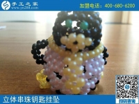 心靈手巧！河北石家莊加工戶(hù)崔女士用珠繡剩余材料串出小企鵝