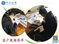 在家串珠手工活，讓河北衡水深州市高先生業(yè)余又多了一份收入