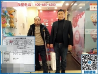 湖南一50歲殘疾老人拄著雙拐，2000多里路程來到手工之家為哪般？
