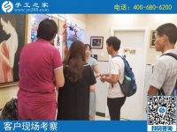 組織人做手工活促進(jìn)鄰里和睦，一起說(shuō)說(shuō)笑笑串珠繡