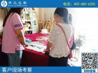 8月14日，把手工活拿回家做，這里的珠繡個人定制很受歡迎，手工之家接待考察加工客戶剪影