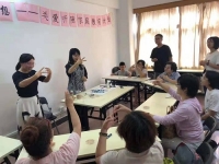 勵志珠珠繡串珠外發(fā)手工活在廣東！------記手工之家代理加工會員與當?shù)卣餐M織聽障人士學習串珠手工技能