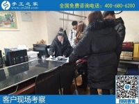留守婦女在家做的手工活，坐在一起說說笑笑把錢掙！
