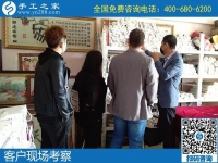 4月26日，農(nóng)村手工活加工項目、純手工活外發(fā)加工，返鄉(xiāng)農(nóng)民工的創(chuàng)業(yè)好項目就在勵志珠珠繡，手工之家接待考察合作加工客戶剪影
