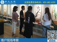 6月2日，在家做手工活掙錢、穩(wěn)定的手工活代理加工項(xiàng)目，大家都選擇加工費(fèi)有保障的勵志珠珠繡，手工之家接待考察加工客戶剪影