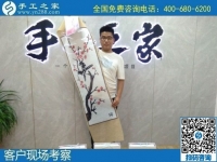 8月15日，手工活拿回家做要掙錢，越來(lái)越多的人選擇了這里外發(fā)手工活，手工之家接待考察合作加工客戶剪影