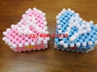 4月27日，實(shí)地考察，找到了正規(guī)廠家的手工活，可以帶回家做的手工活要先確定合作企業(yè)正規(guī)可靠，圖為勵(lì)志珠珠繡串珠手工產(chǎn)品實(shí)拍