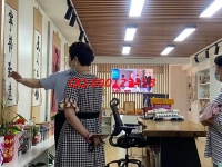 8月23日，材料有保障，拿回家做的手工活，在家做手工活掙錢選非遺手工勵(lì)志珠珠繡是有道理的，圖為手工之家接待考察加工人員剪影
